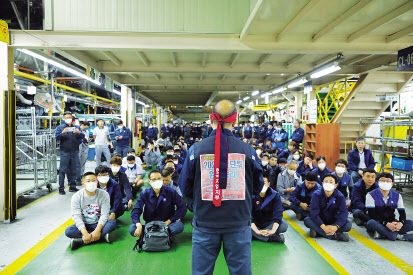 한국지엠 노조가 생산현장에서 공청회를 진행하고 있다. 제너럴모터스(GM)가 투자 철회 가능성을 경고한 가운데 노조는 20일 철야농성에 이어 쟁대위를 갖고 향후 파업 수위를 논의할 예정이다. [한국지엠 노조 제공]