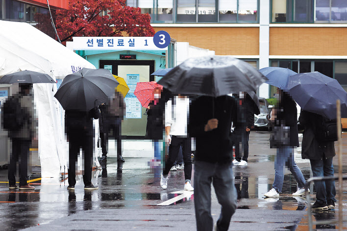 19일 중구 국립중앙의료원 코로나19 선별진료소가 검사를 받기 위한 시민들로 붐비고 있다. [연합]
