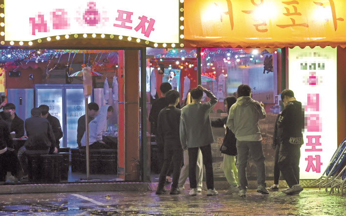 사회적 거리두기가 1.5단계로 격상된 19일 오전 서울 마포구 홍대 인근의 한 실내포차가 손님들로 붐비고 있다. [연합]