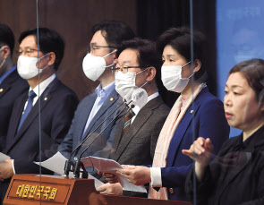 與 “인내 끝났다” 공수처법 개정 강공 예고…野 “깡패짓” 반발