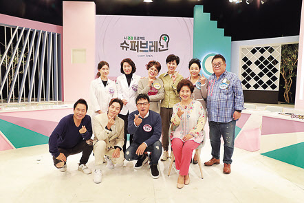 SK 브로드밴드는 한국형 인지 능력 향상 프로그램인 ‘슈퍼브레인’을 활용하여 ‘슈퍼브레인 시즌 1’을 제작하기 위해 인하대학교 산학협력단과 협약식을 체결했다고 밝혔다. 왼쪽부터 강선옥 강서구 치매안심센터 팀장, 정지향 이화여대 서울병원 신경과 교수, 최성혜 인하대 신경과 교수(위쪽 사진). SK브로드밴드의 ‘슈퍼브레인 시즌1’출연진들이 기념사진을 찍고 있다. [SK브로드밴드 제공]