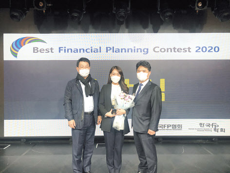 서울 마포구 구름아래소극장에서 지난 17일 열린 ‘2020 FP콘테스트 시상식’에서 국민연금공단 송파지사 남상희 전문상담사(가운데)가 우수상을 수상한 후 기념촬영을 하고 있다. [국민연금공단 제공]
