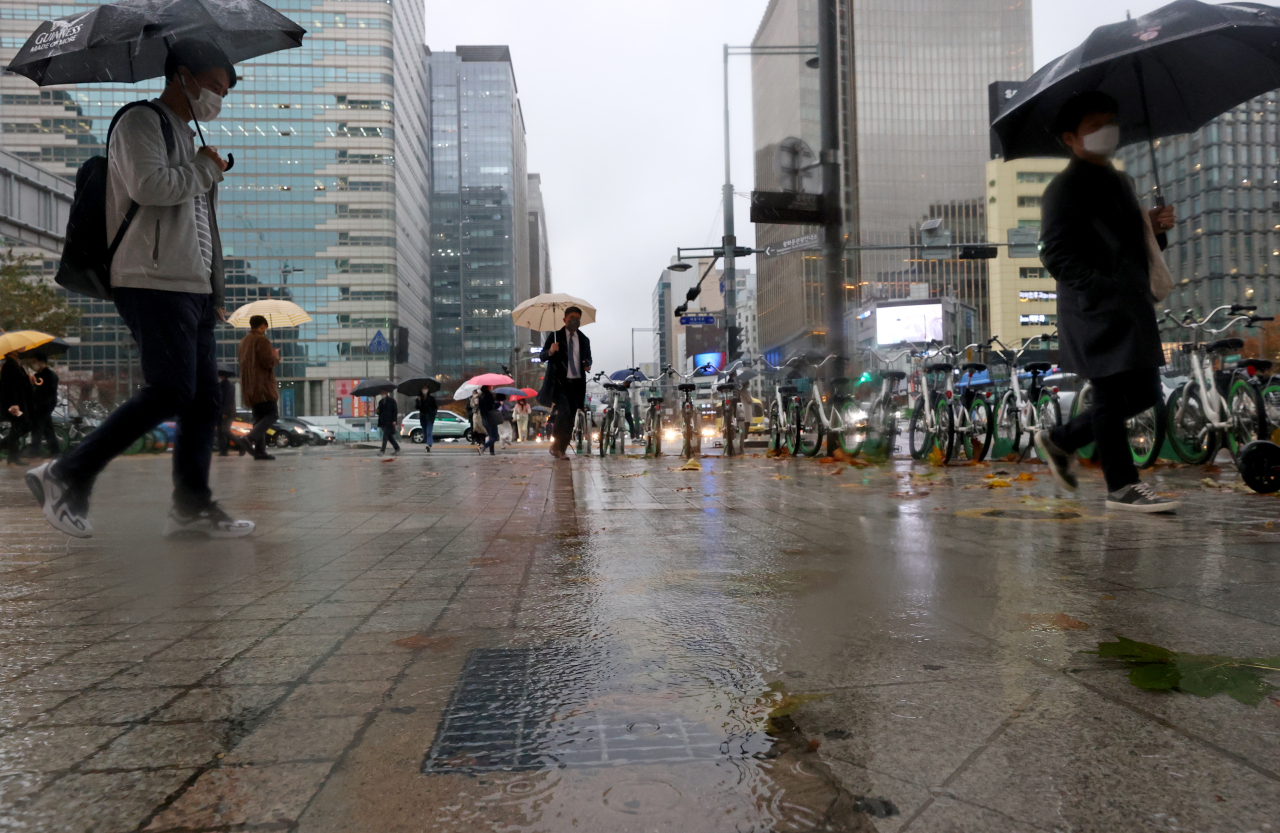 Roads near the Gwanghwamun Square in central Seoul are being flooded Thursday as the capital receives record-level rainfall in the morning. (Yonhap)