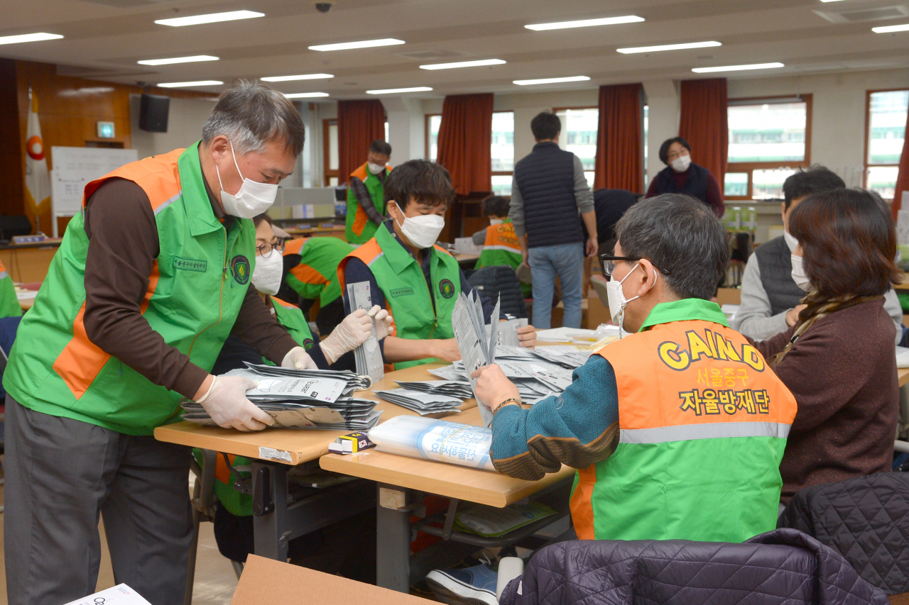 중구 자율방재단 요원들이 마스크를 포장하고 있다. [중구 제공]