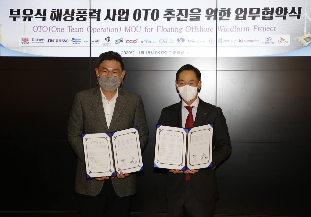 지난 18일 SK건설 본사에서 열린 부유식 해상풍력 기술협력에 관한 상호협약식에서 SK건설 안재현 사장(왼쪽)과 두산중공업 박인원 Plant EPC BG장이 협약 체결 후 기념촬영을 하고 있다. [두산중공업 제공]