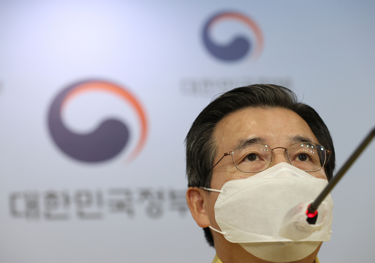 김용범 기획재정부 1차관이 19일 오전 정부서울청사에서 비상경제 중앙대책본부 회의에 대한 브리핑을 하고 있다. [연합]