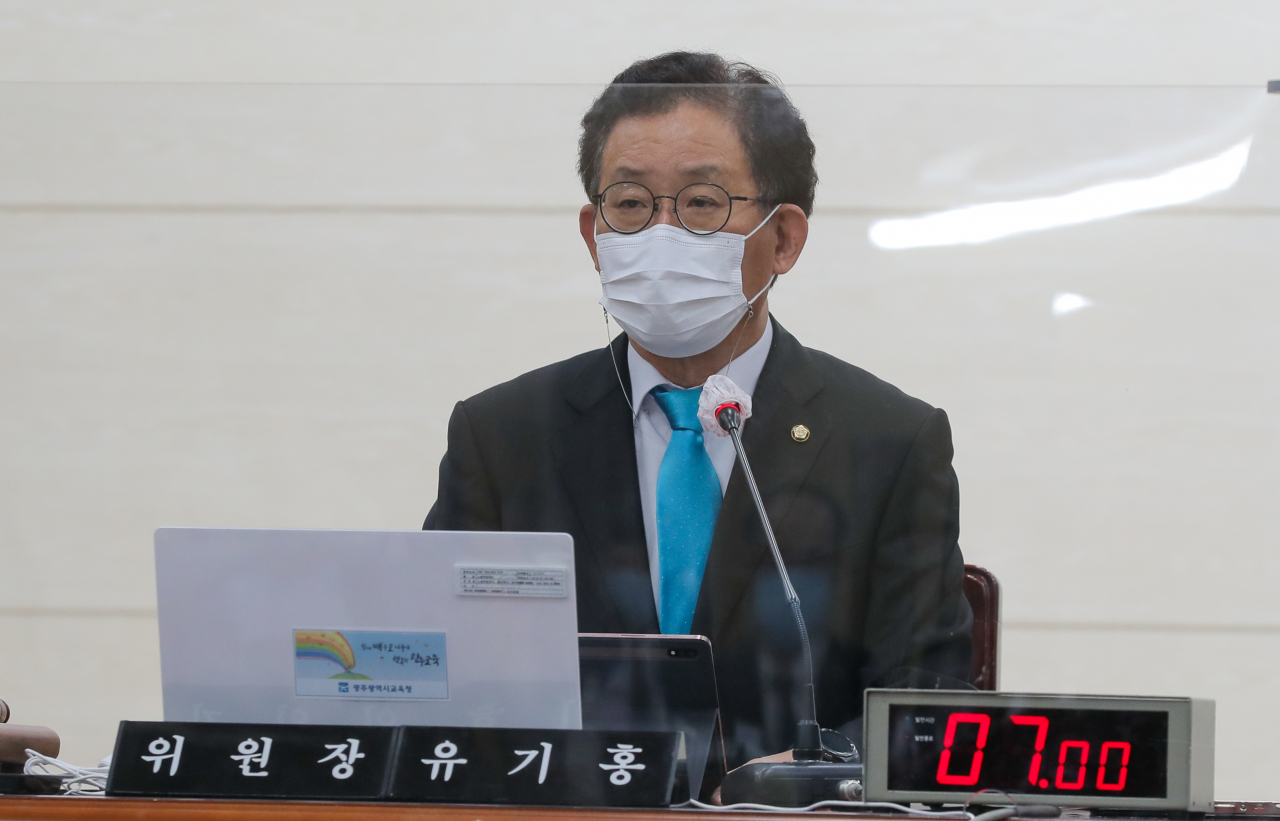 유기홍 국회 교육위원장이 20일 오전 광주 서구 광주시교육청에서 열린 국회 교육위원회의 전남대·전북대·제주대, 전남대병원·전북대병원·제주대병원에 국정감사에서 인사말하고 있다. [연합]