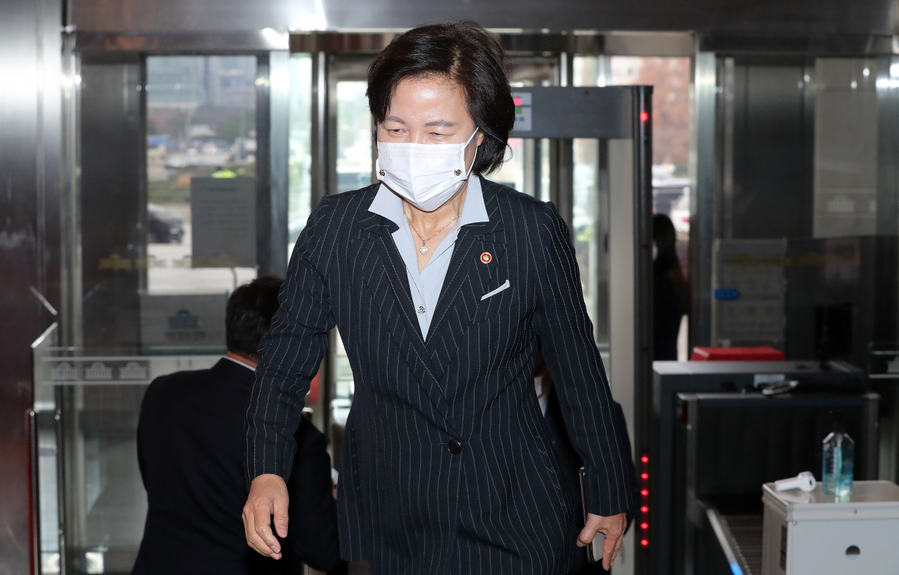 추미애 법무부 장관이 19일 오후 서울 여의도 국회에서 열린 본회의에 참석하기 위해 국회 본청으로 들어서고 있다. [연합]