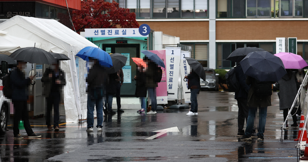 19일 중구 국립중앙의료원 코로나19 선별진료소가 검사를 받기 위한 시민들로 붐비고 있다. [연합]