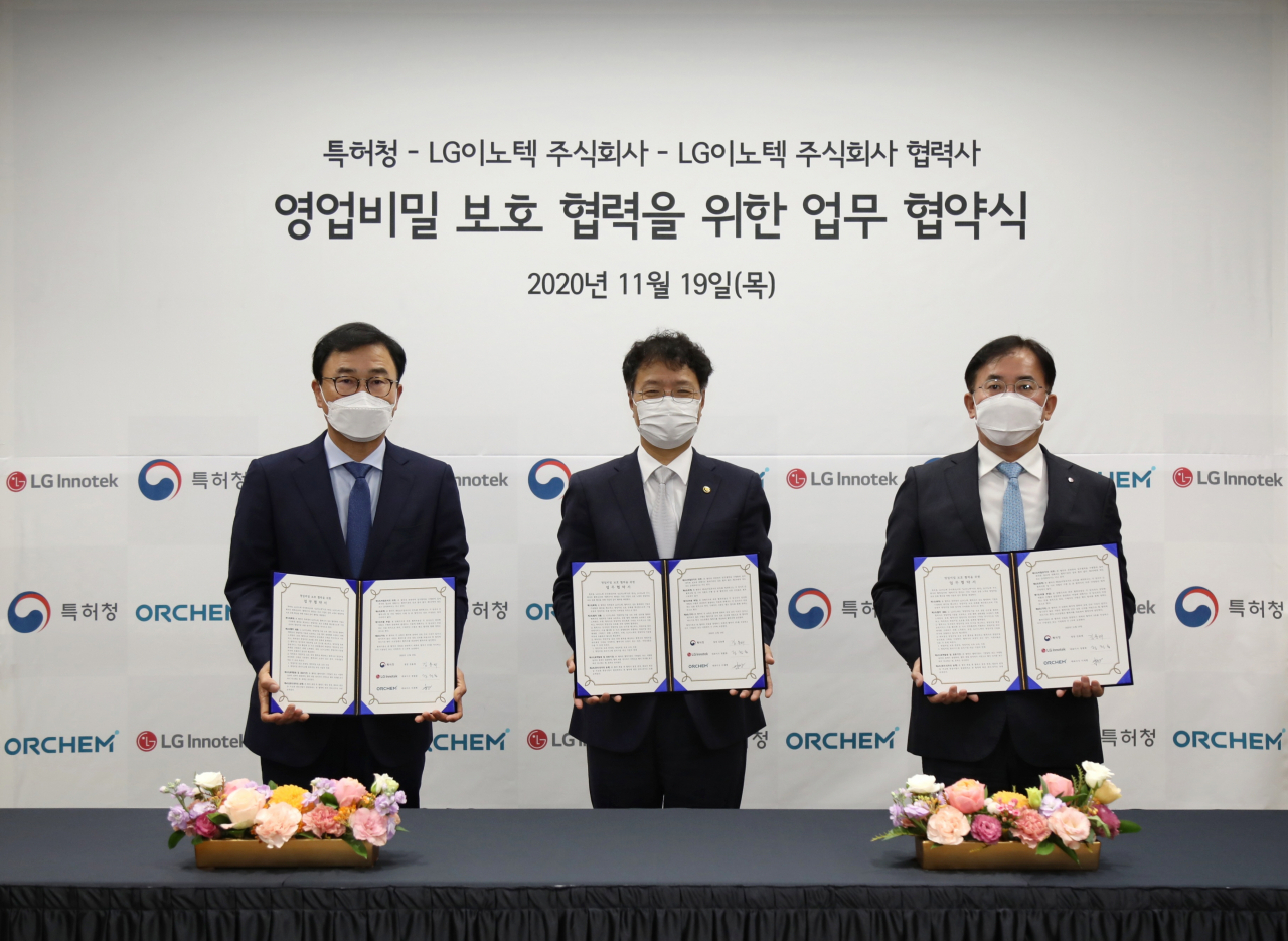 특허청(청장 김용래)은 19일 LG이노텍 본사(서울 강서구)에서 대기업과 협력사 간 영업비밀 보호체계 구축 및 상호기술을 존중하는 문화를 정착시키기 위해 특허청-LG이노텍-LG이노텍 협력사 간 3자 업무협약을 체결했다. 김용래 특허청장(왼쪽 2번째), 정철동 LG이노텍 대표이사(왼쪽 3번째), 이재현 ㈜오알켐 대표(왼쪽 1번째)가 업무협약을 체결 후 기념촬영을 하고 있다.