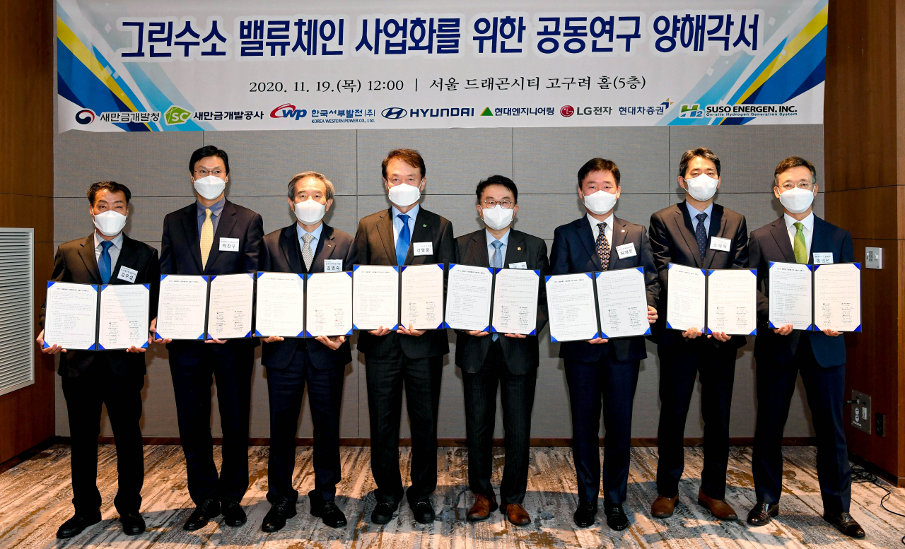 (왼쪽부터) 김우섭 수소에너젠 대표, 박찬우 현대엔지니어링 인프라산업개발본부장, 김병숙 한국서부발전 사장, 강팔문 새만금개발공사 사장, 양충모 새만금개발청장, 허재철 LG전자 한국영업본부 B2B그룹장, 오재혁 현대자동차 에너지신사업추진실장, 송영선 현대차증권IB본부장이 기념 촬영을 하고 있다. [현대차그룹 제공]