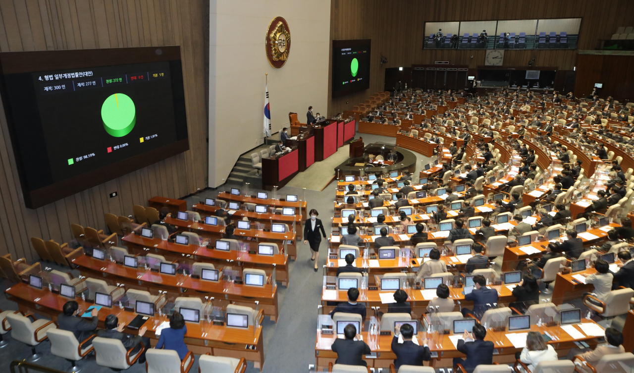 19일 오후 서울 여의도 국회에서 열린 본회의장에서 본회의가 열리고 있다. [연합]