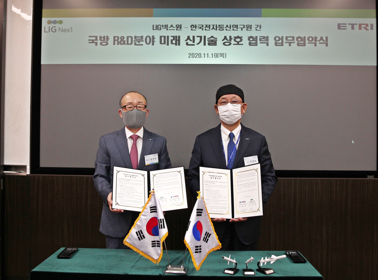 19일 경기도 성남시 LIG넥스원 판교R&D센터에서 '국방R&D 분야 미래 신기술 상호 협력을 위한 업무협약(MOU)’을 체결한 김지찬 대표이사(왼쪽)과 김명준 한국전자통신연구원장이 기념사진을 촬영하고 있다.[LIG넥스원 제공]