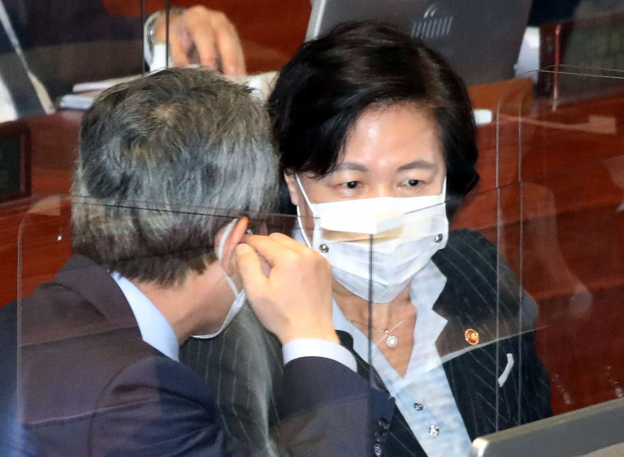 추미애 법무부 장관과 이인영 통일부 장관이 19일 국회 본회의장에서 대화하고 있다. [연합]