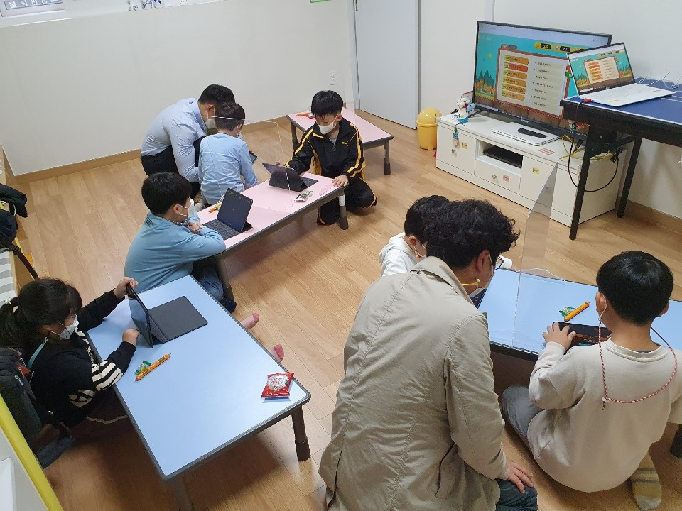 키움센터 아동들이 수학교육 프로그램을 직접 체험해보고 있다.[한국과학창의재단 제공]