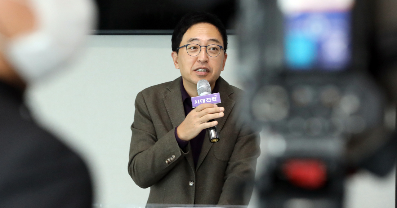 더불어민주당을 탈당한 금태섭 전 의원이 14일 마포구에서 조정훈 시대전환 대표가 주도하는 '누구나 참여아카데미' 초청 강연을 하고 있다. [연합]