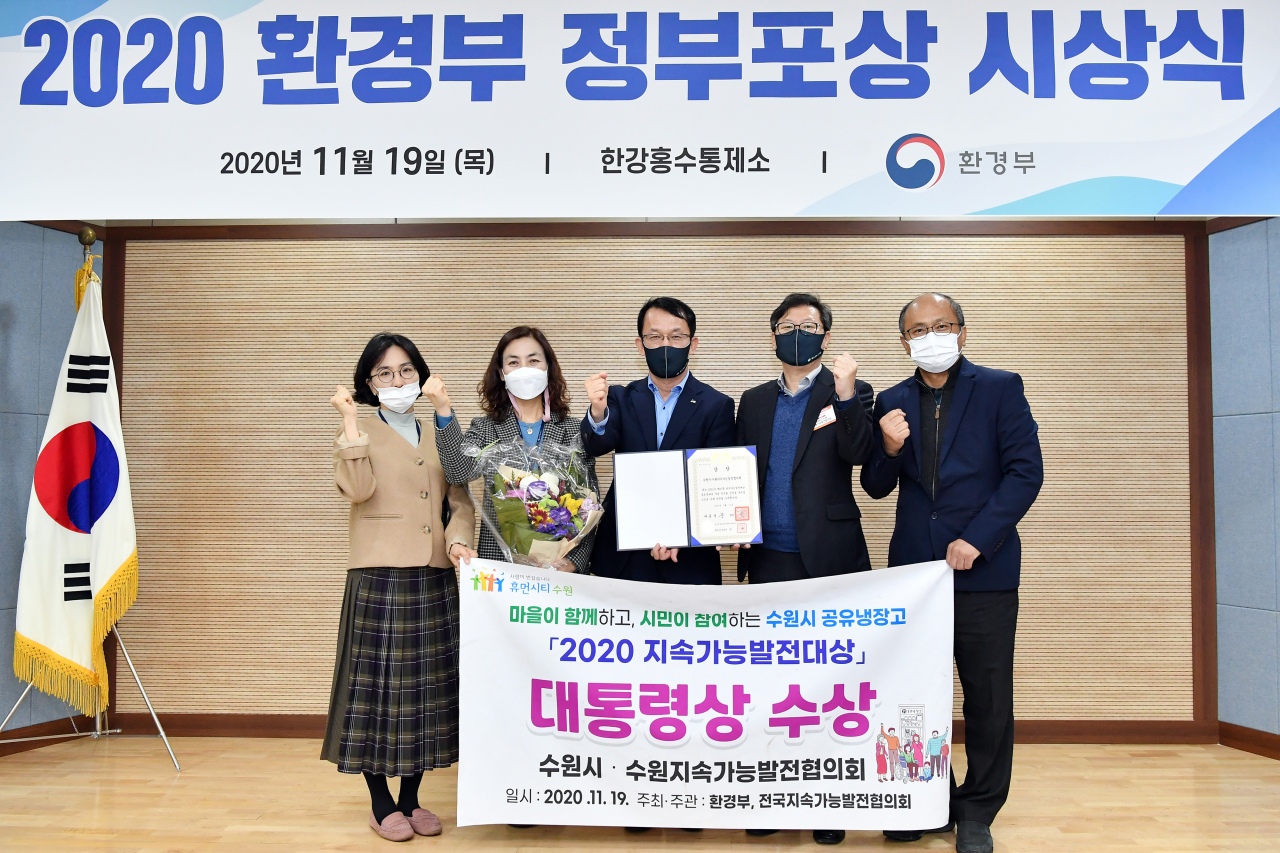 조청식 수원시 제1부시장(가운데)과 수원시 관계자들이 수상 후 함께하고 있다. [수원시 제공]