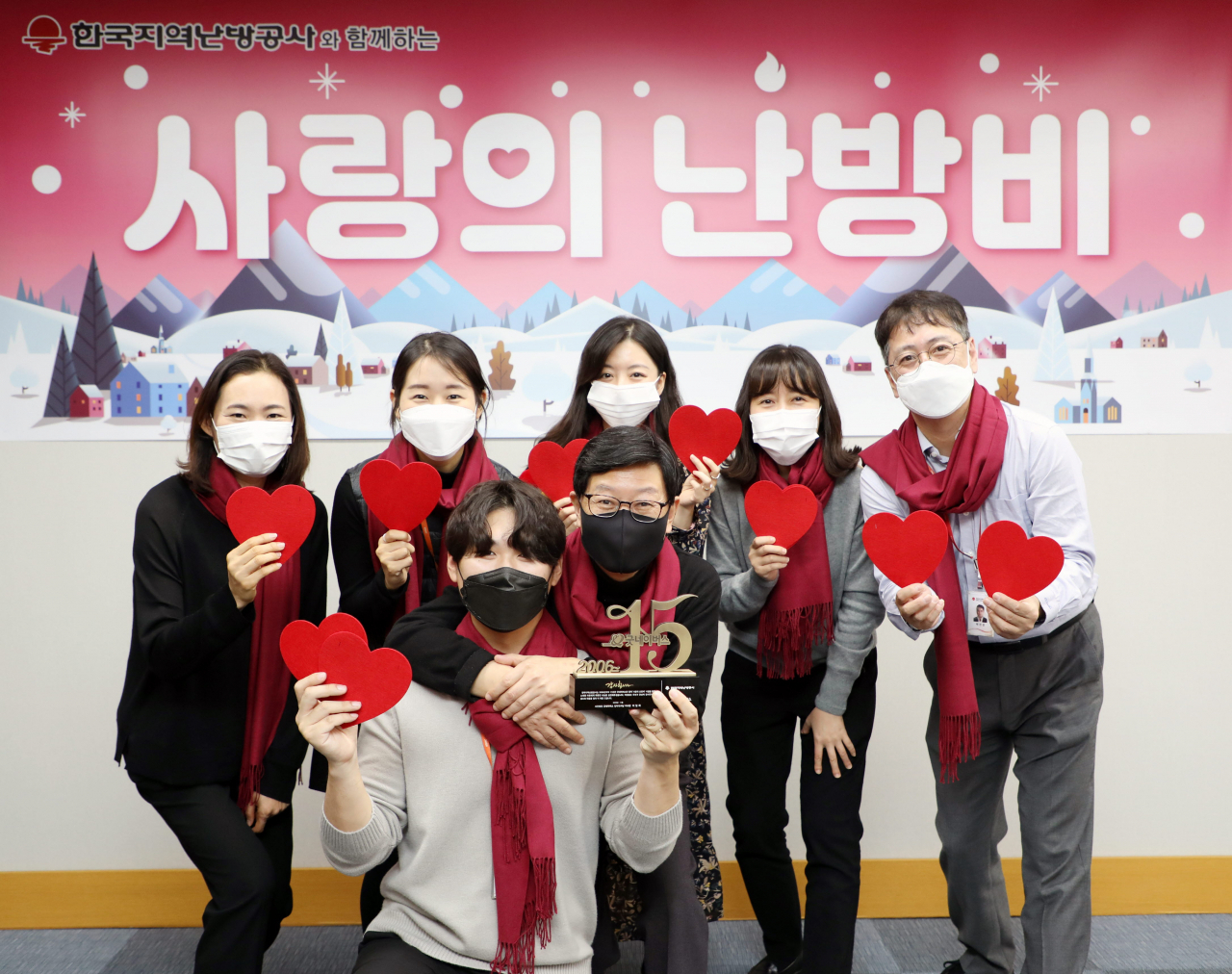 기념패 사진 1부(앞줄 우측 황창화 한국지역난방공사 사장)