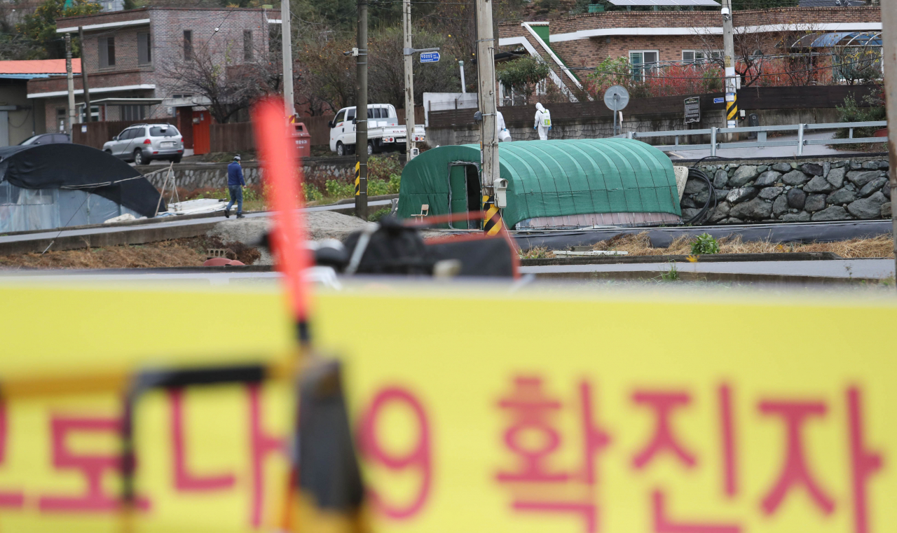 19일 오전 코로나19 확진자가 발생한 전남 순천시 별량면의 한 마을이 동일집단(코호트) 격리돼 방역요원들이 마을을 소독하고 있다. [연합뉴스]