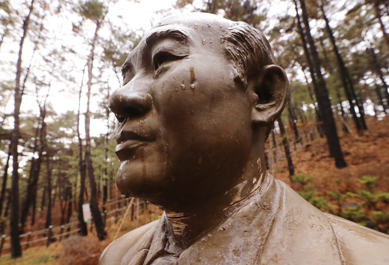19일 오후 청주시 상당구 문의면 옛 대통령 별장인 청남대 안에 세워져 있는 전두환 동상 목 부위가 파손되어 있다. [연합뉴스]