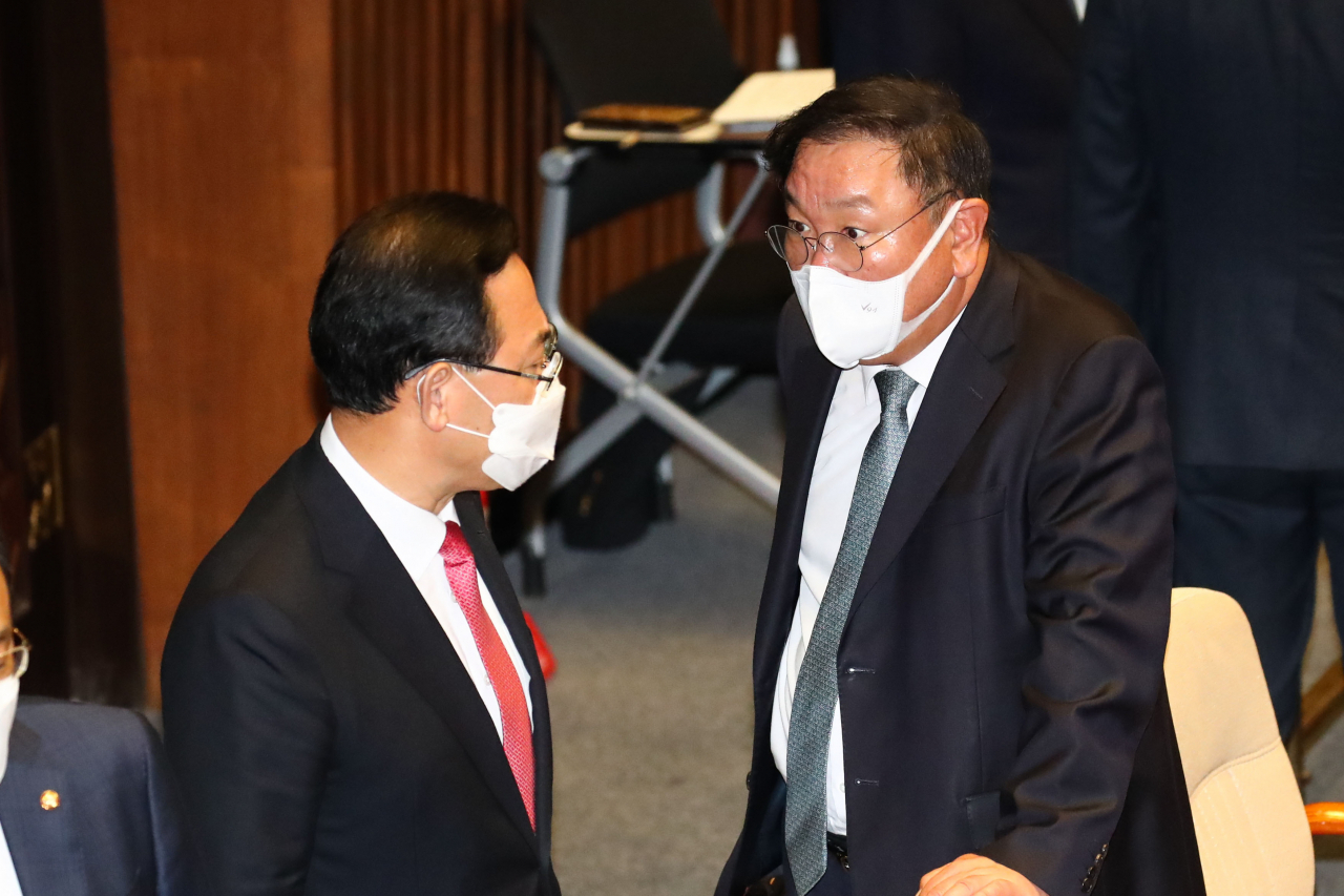 더불어민주당 김태년 원내대표(오른쪽)와 국민의힘 주호영 원내대표가 19일 서울 여의도 국회에서 열린 본회의에서 대화하고 있다. [연합뉴스]