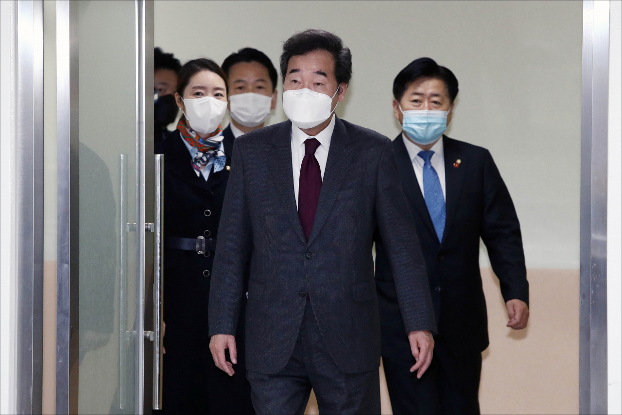 더불어민주당 이낙연 대표가 최근 문재인 대통령을 만나 개각 등에 대해 의견을 나눈 것으로 확인됐다. 이 대표가 아동학대예방의날을 맞아 19일 오전 서울 동대문구 서울시립아동상담치료센터를 방문, 시설 내부를 둘러보고 있다. [연합뉴스]