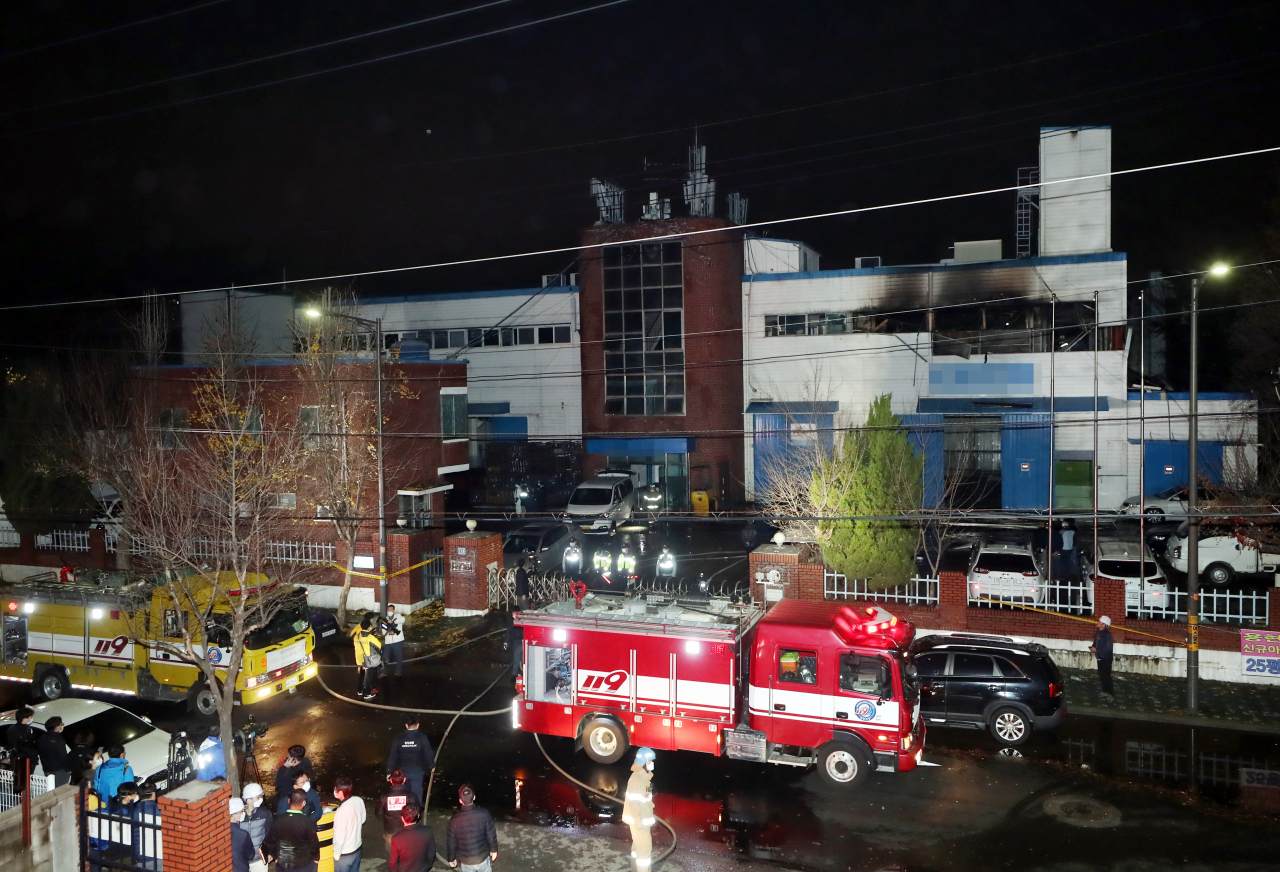 19일 오후 4시 12분께 인천시 남동구 고잔동 한 화장품 제조업체 공장에서 불이 나 공장 관계자 3명이 숨지고 6명이 다쳐 인근 병원으로 옮겨지거나 현장에서 응급 처치를 받았다. 사진은 화재 현장 모습. [연합뉴스]