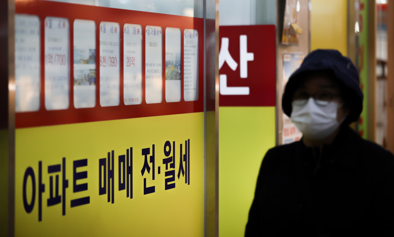 전세난 해결을 위한 정부의 부동산 전세대책 발표를 앞둔 서울 송파구의 부동산 중개업소의 모습. [연합]