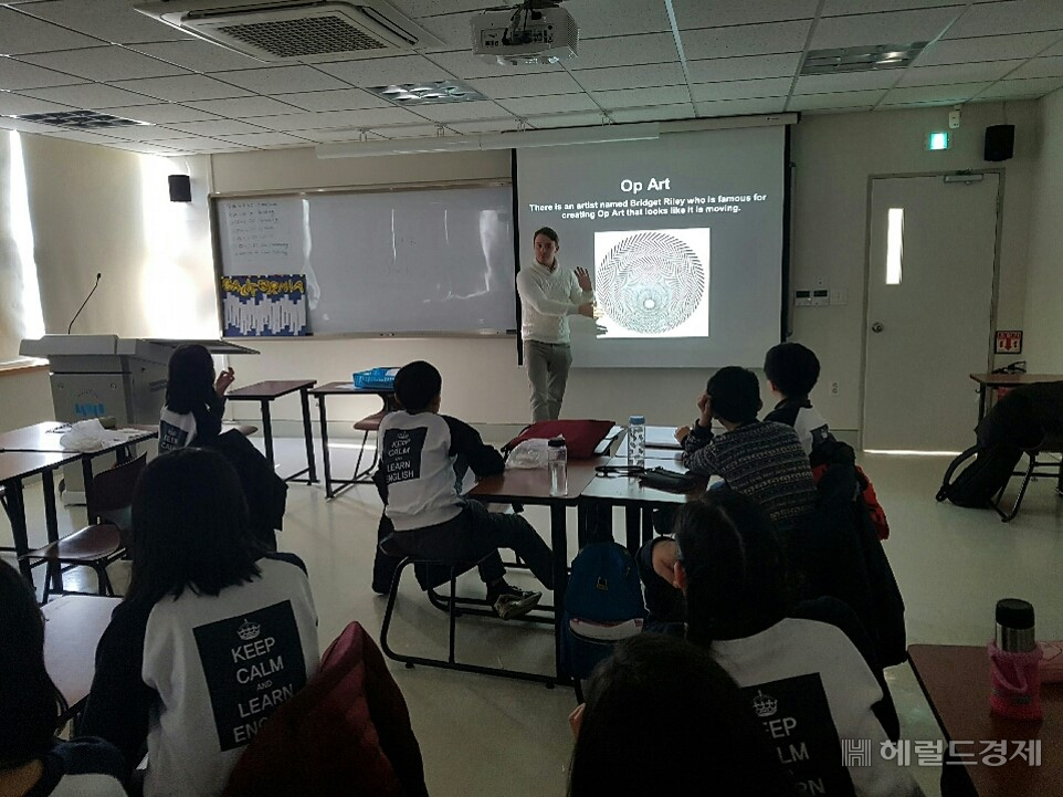 지난해 원어민 진로 영어캠프가 열리고 있는 모습. [동작구 제공]