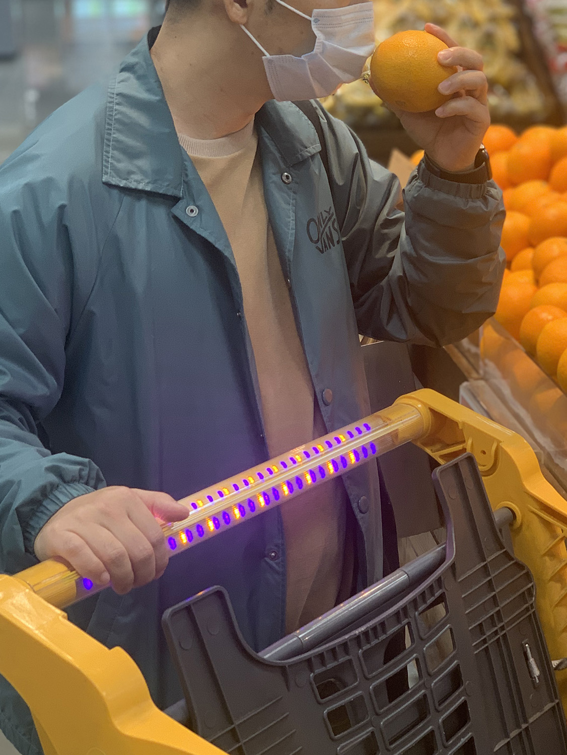 이마트 풍산점을 방문한 고객이 손잡이에 LED 살균기가 장착된 ‘라이트 세이버(Light Saver)’ 카트를 이용하고 있다.[제일기획 제공]