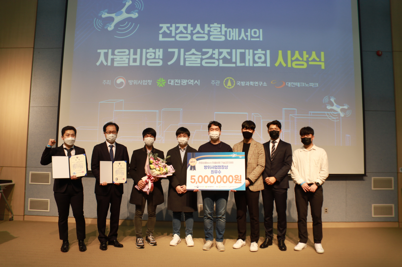 이번 경진대회서 우승을 차지한 KAIST 'K-Drone'팀이 기념촬영을 하고 있다.[ADD 제공]