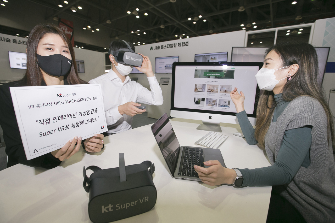 KT 관계자가 가상현실(VR) 플랫폼 ‘슈퍼VR’의 콘텐츠를 소개하고 있다. [KT 제공]