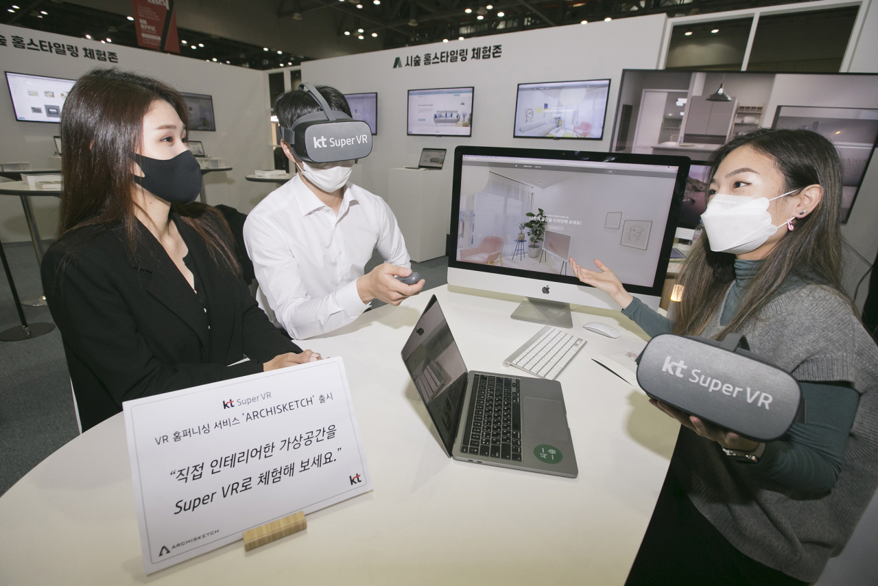 KT 관계자가 가상현실(VR) 플랫폼 ‘슈퍼VR’의 콘텐츠를 소개하고 있다. [KT 제공]