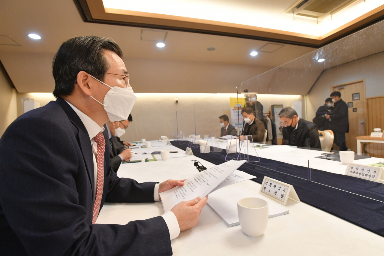 김용범 기획재정부 차관이 11월 20일 서울 광화문 정부서울청사에서 열린 '제23차 혁신성장 전략점검회의 겸 정책점검회의 겸 제5차 한국판뉴딜점검 TF회의'를 주재, 모두발언을 하고 있다.