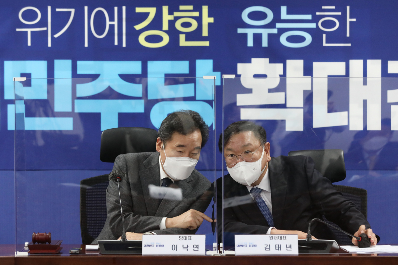 이낙연 더불어민주당 대표와 김태년 원내대표가 20일 오전 국회 의원회관에서 열린 확대간부회의에서 대화를 나누고 있다. 이상섭 기자 babtong@heraldcorp.com