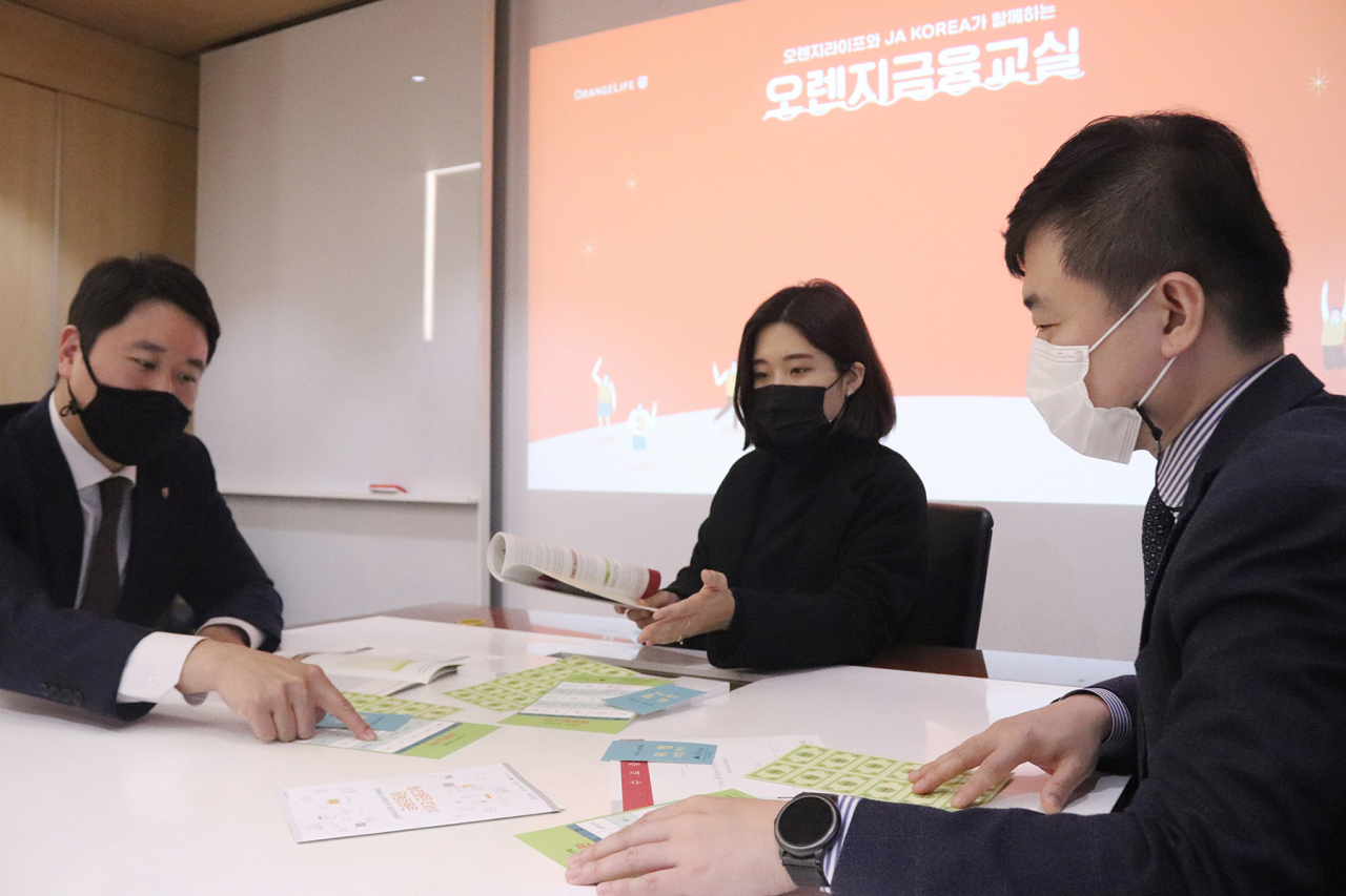 오렌지라이프 FC들이 비대면 금융교육 시작에 앞서 서로의 교안 연구내용을 공유하고 있다.