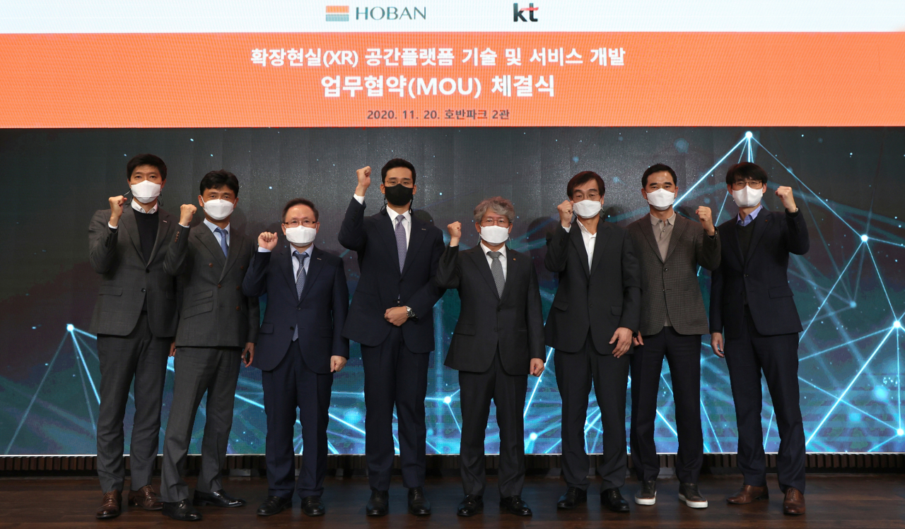20일 서울 서초구 우면동 호반파크 2관에서 열린 확장현실 공간플랫폼 기술 및 서비스 사업화 MOU 체결 자리에서 참석자들이 단체 사진을 촬영하고 있다. 사진 왼쪽에서 네 번째 호반건설 김대헌 기획담당 임원, 다섯 번째 KT융합기술원 홍경표 원장. [호반그룹 제공]