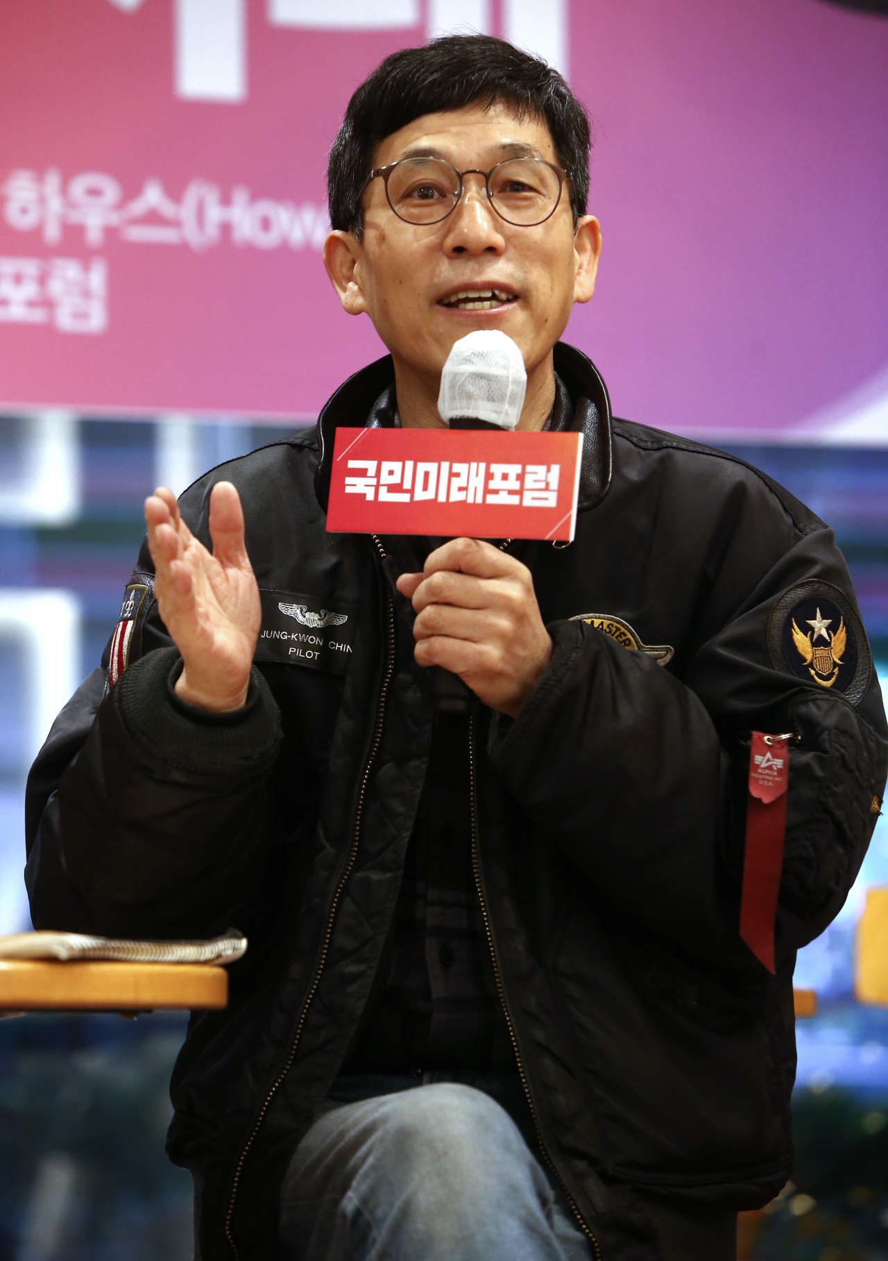 진중권 전 동양대 교수가 20일 서울 여의도 정치문화 플랫폼 카페 '하우스'에서 국민의힘 황보승희, 국민의당 권은희 의원 공동 주최로 열린 국민미래포럼 세미나에서 '탈진실의 시대'를 주제로 특강하고 있다. [헤럴드경제=이상섭 기자]