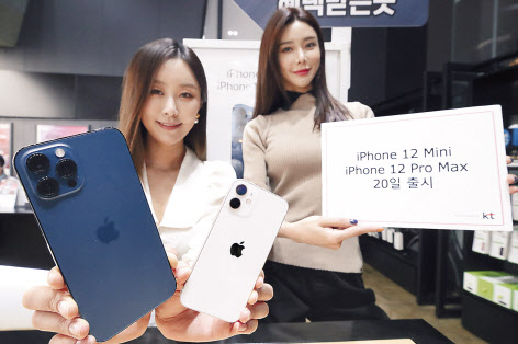 KT 모델이 아이폰12 미니, 프로맥스를 소개하고 있다. [KT 제공]