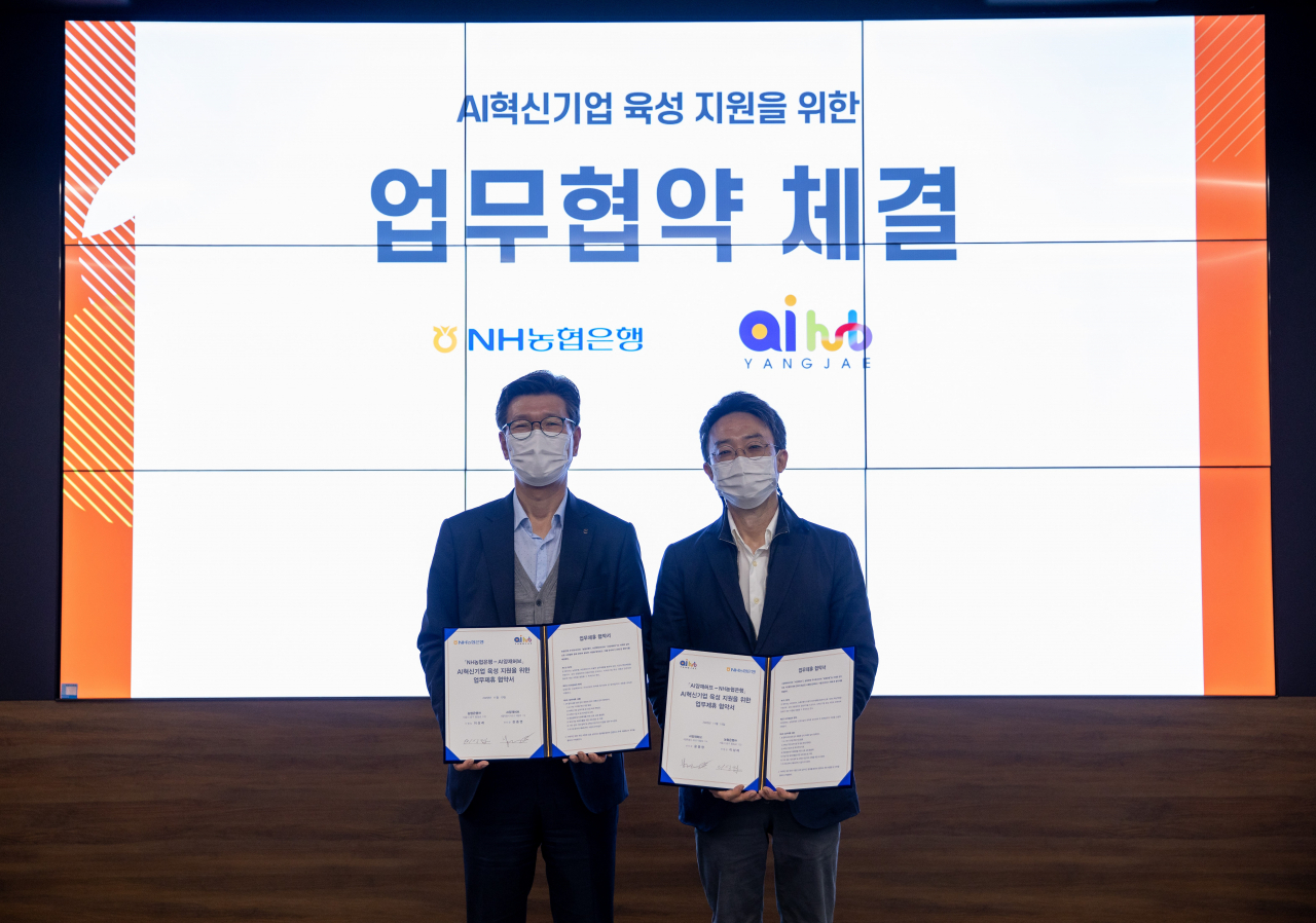19일 서울 서초구 소재 NH디지털혁신캠퍼스에서 농협은행 이상래 디지털금융부문 부행장(왼쪽)과 AI양재허브 윤종영 센터장이 협약식을 진행하고 기념촬영을 하고 있다.
