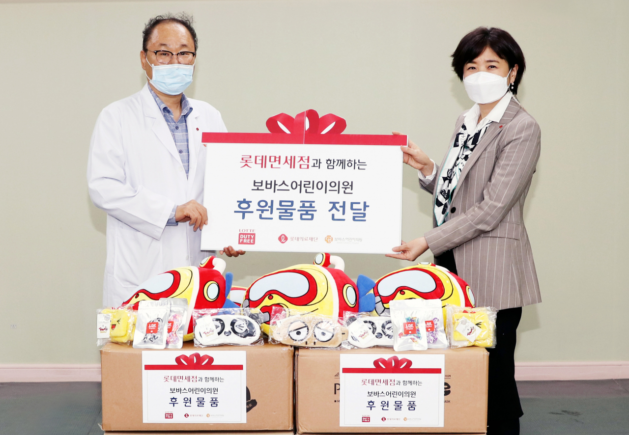 경기도 분당 보바스기념병원에서 열린 희망나눔선물 전달식. 이상진 롯데면세점 마케팅부문장(오른쪽)과 윤연중 보바스어린이의원 원장. [사진제공=롯데면세점]