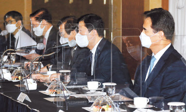 대한상공회의소가 20일 오전 소공동 롯데호텔에서 개최한 ‘제22차 관광산업위원회’에서 우태희 대한상의 상근부회장(오른쪽에서 두 번째)이 인사말을 하고 있다. [대한상의 제공]