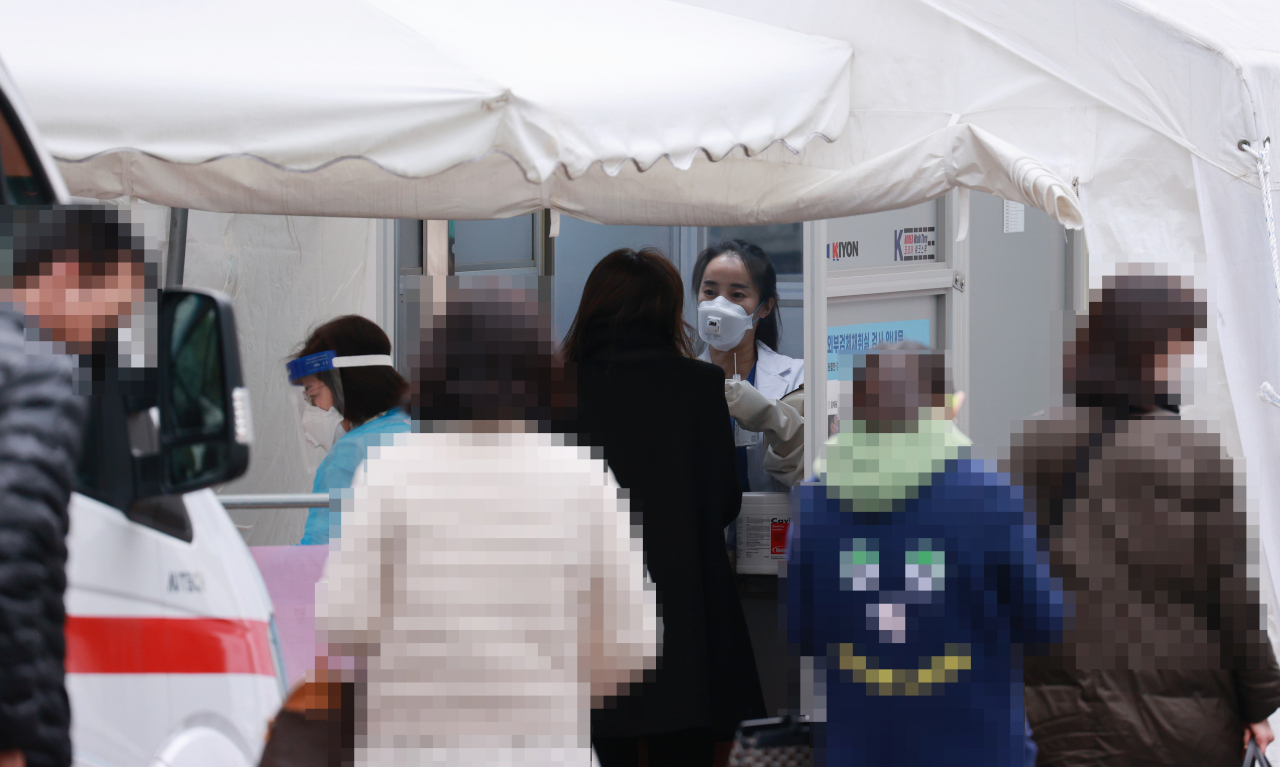 20일 서울 중구 국립중앙의료원 신종 코로나바이러스 감염증(코로나19) 선별진료소에서 의료진이 검체 채취를 하고 있다. 중앙방역대책본부는 이날 0시 기준으로 코로나19 신규 확진자가 363명 늘어 누적 3만17명이라고 밝혔다. 신규 확진자 363명은 수도권의 2차 유행이 정점을 찍은 직후였던 8월 28일(371명) 이후 84일 만에 최다 기록이다. 연합뉴스