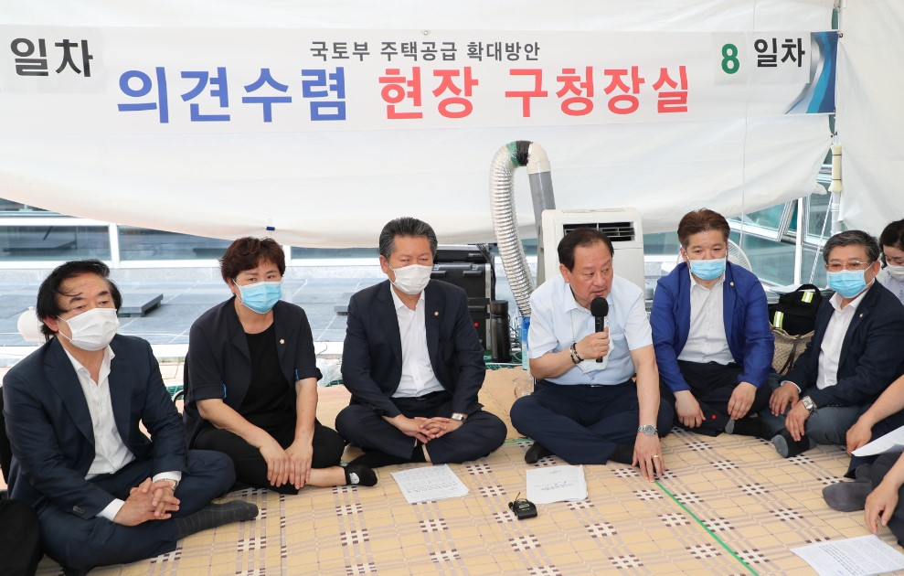 정부의 8.4 대책 발표 뒤 지난 8월 17일 오후2시 마포구청 정문 광장 앞 ‘현장 구청장실’에서 성명서를 발표하는 유동균 마포구청장. [마포구 제공]