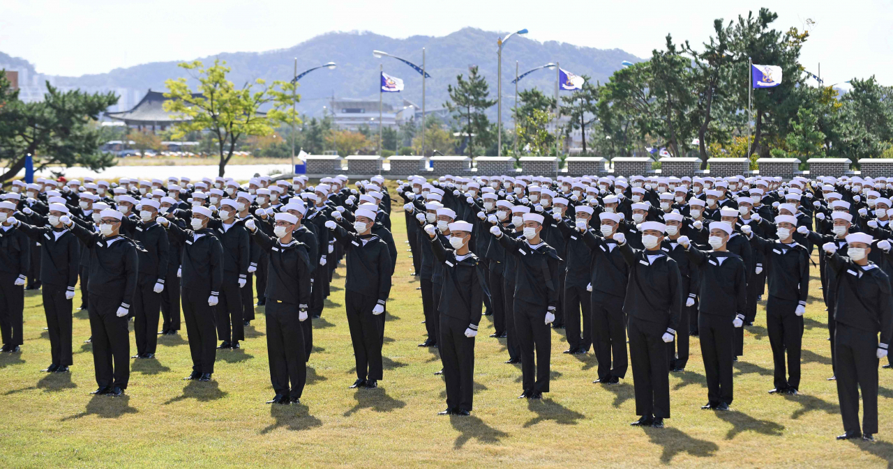 8일 경남 창원시 진해구 해군교육사령부 연병장에서 해군병 669기 수료식이 거행되고 있다. 해군병 669기는 자진 입대한 이중국적자와 배우 박보검이 있어 화제가 됐다. [연합]