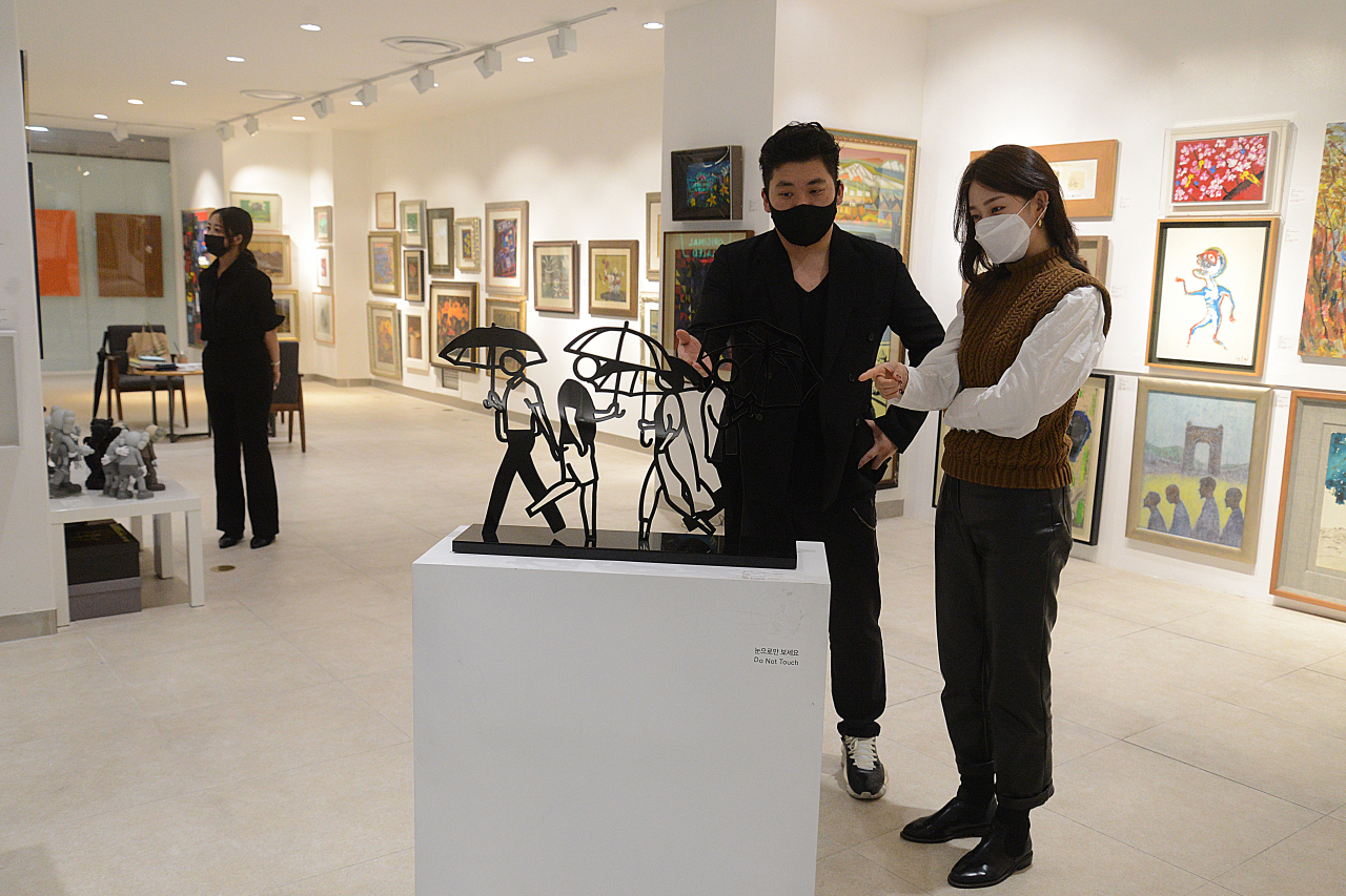 롯데백화점 부산본점 9층 전시장에서 열리고 있는 ‘유명 작가 미술품 전시 및 온라인 경매’ 모습
