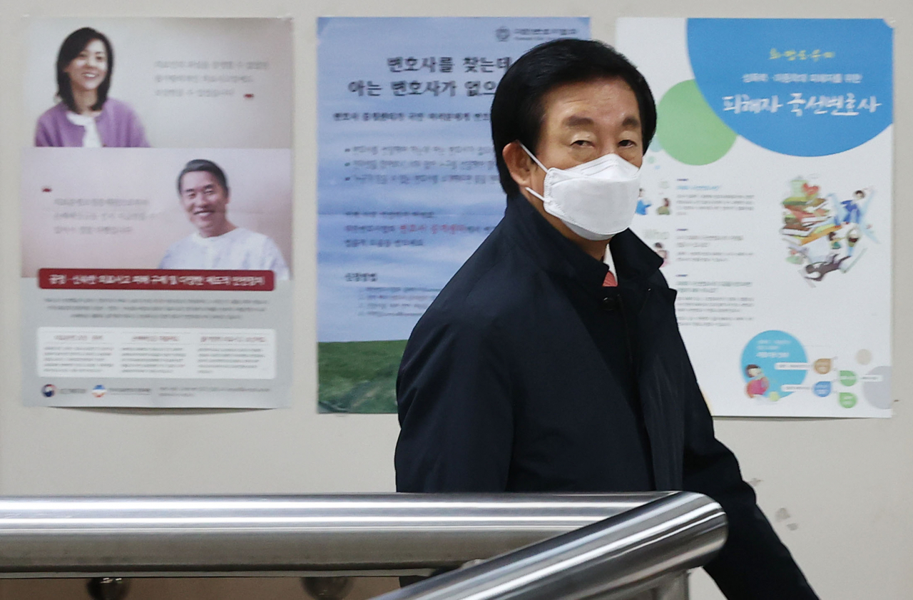 KT에 딸 채용을 청탁한 혐의를 받고 있는 김성태 전 미래통합당 의원이 2020년 11월 20일 오후 서울 서초구 서울고등법원에서 열린 2심 선고 공판에 출석하고 있다. [연합]