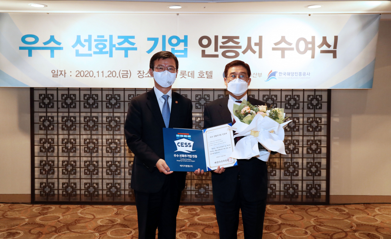 20일 부산 롯데호텔에서 개최된 ‘우수 선화주기업 인증서 수여식’에서 문성혁 해양수산부 장관이 배재훈 HMM 대표이사에게 인증서 수여 후 기념사진을 촬영하고 있다.[HMM 제공]