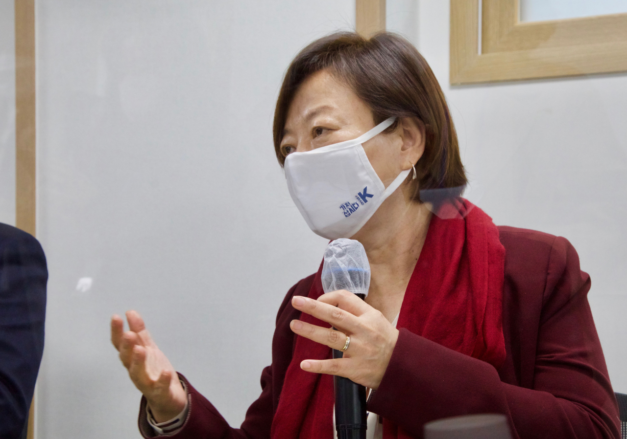 진선미 더불어민주당 미래주거추진단장이 20일 서울 강동구에 위치한 LH 매입 임대주택 서도휴빌에서 열린 LH주거복지사업 현장간담회에서 발언하고 있다. [연합]