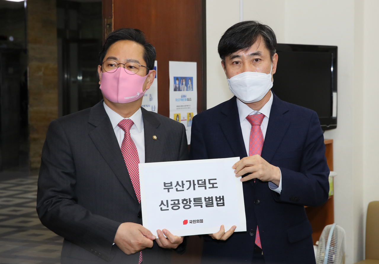 하태경(오른쪽), 박수영 국민의힘 의원이 20일 국회 의안과에 국민의힘 부산지역 국회의원 15인이 공동발의한 ‘부산가덕도신공항 특별법’을 제출하고 있다. [헤럴드경제=이상섭 기자]